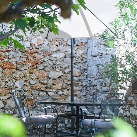 Basil Tree Stonehouse Holiday home *