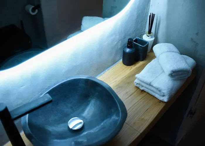 Basil Tree Stonehouse * Flomochori