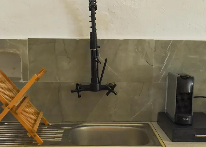 Basil Tree Stonehouse Flomochori